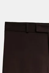 Pantalón de corte recto y tiro medio, confeccionado en tejido con viscosa. Presenta cintura con trabillas, cierre frontal con cremallera, botón interior y ganchos metálicos ocultos.
