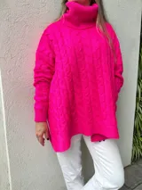 Sweater azul eléctrico de tejido de punto trenzado, cuello alto y corte oversize con aberturas laterales.