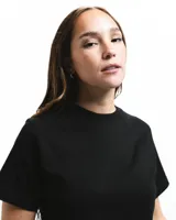 Remera de cuello redondo con corte boxy, confeccionada en algodón orgánico de alto gramaje.