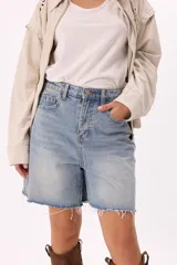 Bermuda de denim celeste con lavado vintage, calce relajado y ruedo desflecado.