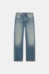 Jeans de corte boyfriend y tiro medio, con diseño de cinco bolsillos, trabillas para cinturón y cierre frontal con botones metálicos. Presenta un lavado clásico con efecto desgastado.