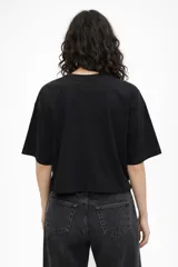 Remera de algodón color gris topo, de corte holgado y diseño cropped. Presenta cuello redondo y una estampa frontal con forma de corazón, mariposa y texto decorativo.