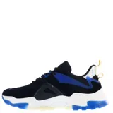 Championes urbanos de hombre, principalmente negros, con detalles en azul eléctrico y piezas plásticas negras. Presentan una suela gruesa y voluminosa, predominantemente blanca con secciones de goma azul translúcida en la puntera y el talón, y una unidad de amortiguación visible en el centro. Tienen tiras de ajuste en el talón de color beige claro.