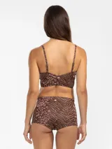 Top de bikini marrón con estampado animal print, diseño cruzado en el frente y tirantes finos.