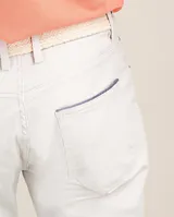 Pantalón de hombre de corte chino, color azul marino, con cinco bolsillos y ruedo doblado.