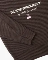 Suéter de punto grueso acanalado en color marrón chocolate, con cuello redondo, mangas amplias y puños con abertura para el pulgar. Presenta bordado frontal con el nombre de la marca, la frase 'by artists for artists' y un pequeño detalle de cerezas.