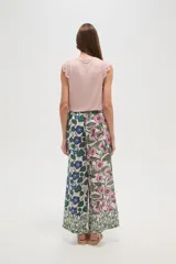 Pantalón de rayon estampado con corte relaxed y cintura con cordón.