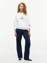 Buzo blanco de cuello redondo con estampado gráfico frontal del número 77 y detalles distintivos de la colaboración con Cadillac Formula 1 Team.