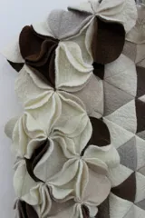 Chaleco negro con apliques circulares de lana merino afieltrada, teñida artesanalmente.