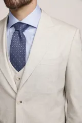 Traje de tres piezas Fellini S6, color beige, compuesto por saco de solapa muesca, chaleco con botones y pantalón de corte recto.
