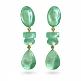 Aros colgantes largos de diseño moderno, compuestos por piezas de resina en tonos verdes con acabado marmolado, unidas por argollas metálicas doradas.