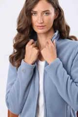 Campera de polar azul marino con cierre frontal completo, cuello alto y bolsillos laterales con cierre. Presenta detalles en cuero en los tiradores de los cierres.