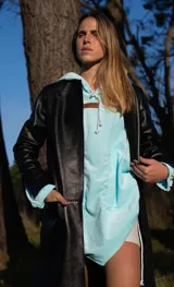 Tapado marrón de cuero con corte a la rodilla, mangas largas y aberturas laterales.