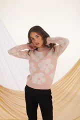 Sweater beige con estampado de flores color lila.