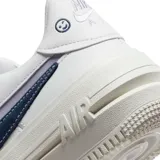 Zapatillas Nike Air Force 1 Platform LV8, color blanco con detalles en azul y lila.