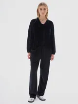 Pantalón de terciopelo negro con corte oversized, silueta amplia y caída fluida. Cuenta con bolsillos laterales y cintura elástica con cordón ajustable.