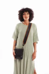 Bandolera azul de cuero vacuno con correa trenzada hecha a mano, forro interior y cierre con broche imán.