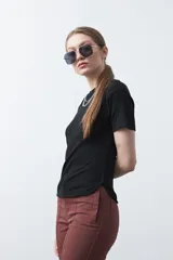 Pantalón de mujer color beige, de corte recto y tiro alto, con costuras frontales marcadas que recorren la pierna.