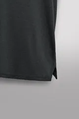 Camiseta de entrenamiento Zara Athleticz regular fit, confeccionada en tejido técnico negro, ligero y elástico. Cuenta con cuello redondo, manga corta y costuras planas.