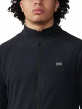 Campera polar de hombre Mountain Hardwear modelo Microchill Full Zip, color negro, con cierre frontal completo, cuello alto y bolsillos laterales con cierre. Confeccionada en poliéster reciclado, cuenta con mangas raglán y logo bordado en el pecho.