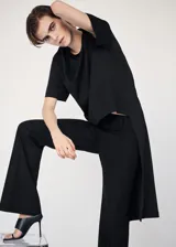 Pantalón de vestir negro de corte recto y tiro medio, confeccionado con mezcla de lana, viscosa, poliéster y elastano, con forro interno de viscosa.