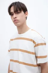 Remera de algodón color crudo con rayas horizontales negras, de corte recto y manga corta.