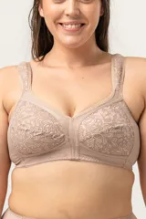 Soutien reductor color piel, sin aro, con escote alto, breteles anchos acolchados regulables, espalda y ganchos reforzados, y detalle de puntilla en copa y breteles. Confeccionado con tela que contiene fibra LYCRA
 XTRA LIFE.