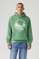 Buzo hoodie verde con bolsillo tipo canguro y gráfico circular estampado en blanco con paisaje montañoso y texto "Taking the Scenic Route".