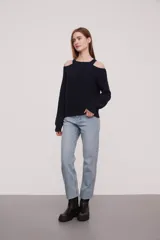 Sweater rojo de tejido de punto con cuello redondo y manga larga con hombros descubiertos.