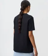 Remera negra de algodón de manga corta y cuello redondo, con estampa frontal inspirada en la película Edward Manos de Tijera.