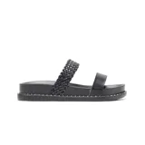 Sandalias de plataforma baja color negro, con dos tiras anchas en el empeine: una frontal lisa y otra trasera de diseño trenzado. La suela cuenta con un detalle de pequeñas tachas metálicas plateadas en todo el contorno.