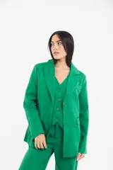 Blazer verde esmeralda de corte clásico con solapas y cierre con botones.