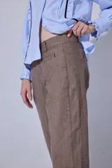 Pantalón de jean con corte recto y tiro medio-alto, de calce relajado y diseño clásico en color azul medio.