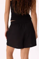 Short negro de lino con cintura elastizada y cordón ajustable.