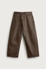 Pantalón barrel fit de mezclilla color verde militar, con efecto lavado, cinco bolsillos, cierre frontal con cremallera y botón, y detalle de pinzas en las rodillas.