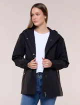 Gabardina estilo parka impermeable de color beige, con capucha fija con cordón ajustable, cierre frontal oculto con broches y bolsillos laterales.