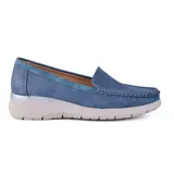 Mocasín azul de tela con suela blanca y detalle plateado en el talón.