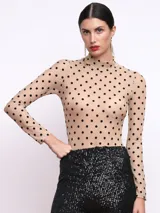 Body beige traslúcido de mangas largas y cuello alto, con estampado de lunares negros.
