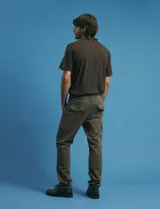 Pantalon cargo de corte recto en color verde militar, confeccionado en sarga de algodón con elastano. Presenta bolsillos laterales con fuelle y tapa, además de bolsillos traseros con cierre de botón.