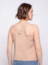 Top verde oliva sin mangas con cuello halter y nudo en el escote.