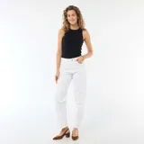 Pantalón denim blanco de corte barrel, silueta relajada con piernas levemente curvas y tiro medio-alto, con bolsillos clásicos.