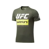 Remera deportiva verde militar de corte entallado, con cuello redondo y mangas cortas. Estampado frontal con el logo de UFC en blanco y amarillo, y el logo de Reebok en la manga izquierda.