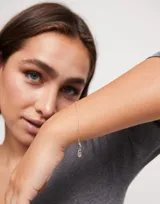 Pulsera plateada con eslabones ovalados.