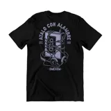 Remera de algodón color negro con estampa gráfica en color lila que representa un reproductor de cassette envuelto en alambre y auriculares.