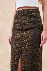Falda midi de denim con estampado animal print, tiro alto y abertura frontal.