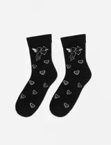 Par de medias negras de caña media con estampado de cupido y corazones en blanco.
