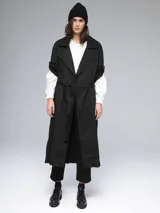 Piloto negro largo con cuello solapa, mangas largas con trabillas y cinturón.