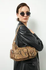 Cartera tipo baguette de símil cuero con estampado de piel de serpiente en tonos marrones y beige. Presenta múltiples bolsillos externos con cierres y apliques metálicos, y un asa fija para llevar al hombro.