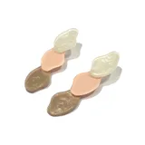Aros colgantes con tres piezas de acrílico de diferentes formas y colores: blanco aperlado, rosa pastel y dorado brillante.
