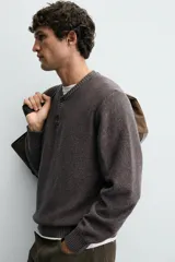 Jersey de punto de algodón con corte relajado, cuello en pico con cierre frontal de botones y manga larga con puños y bajo en rib.